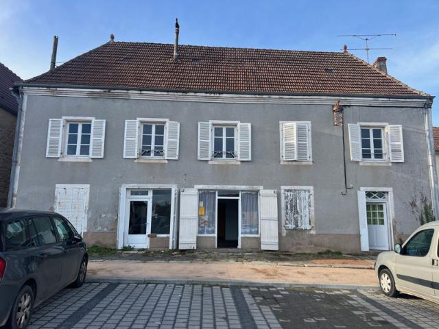 Immeuble plein centre de village