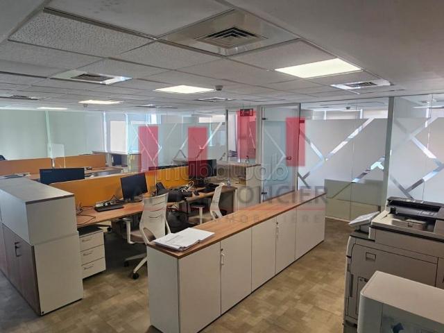 Immeuble professionnel aménagé de 800 m2 en plein quartier Ghautier a la location
