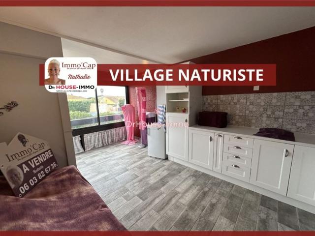 GROSSE BAISSE DE PRIX AVEC IMMO CAP avec Nathalie STUDIO PORT VENUS RENOVE PLACE DE PARKING PRIVATIVE SANS VIS A VIS VUE PISCINE 1ER ETAGE EN ANGLE