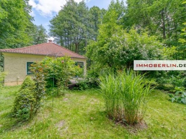 IMMOBERLIN.DE Fabelhaftes Haus mit Sonnenterrasse auf sehr großem Naturgrundstück