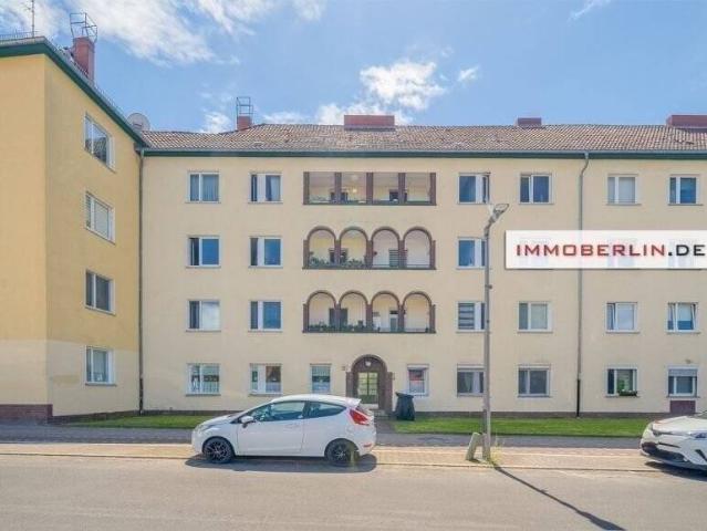 IMMOBERLIN.DE Feine einzugsfreie Altbauwohnung mit Loggia in gepflegtem Zustand beim Tempelhofer Feld