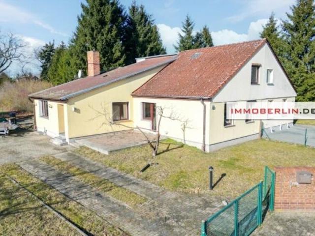 IMMOBERLIN.DE Interessantes Haus mit Potenzial, Garage & Nebengebäude in ländlicher Lageharmonie
