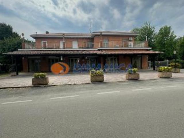IMMOBILE COMMERCIALE ADIBITO A PIZZERIA RISTOPUB CON ANNESSO APPARTAMENTO A CORNATE D'ADDA
