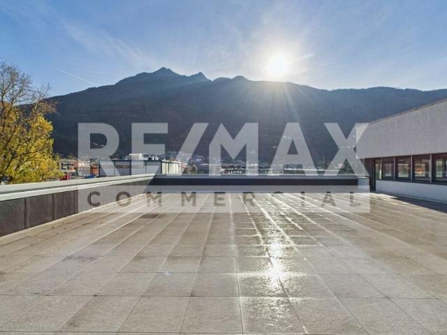 Immobile commerciale con ampia terrazza e vista aperta