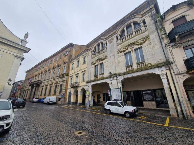 Immobile commerciale in vendita a Valenza