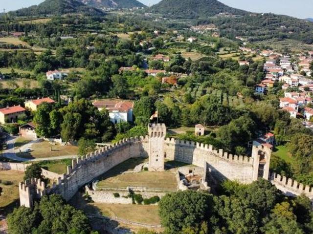 Immobile commerciale in zona di forte passaggio, messo a reddito