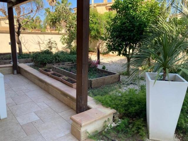 Immobile con ingresso autonomo,ampio garage e posti auto,giardino rigoglioso,spazioso appartamento di 275 mq.oltre il garage di 86 mq.distribuito in d