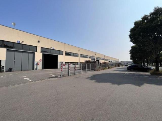 Immobile di 4000 m con 5 locali in affitto a Montichiari