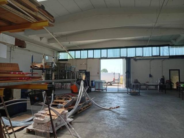 Immobile di 500 m in affitto a Novi di Modena