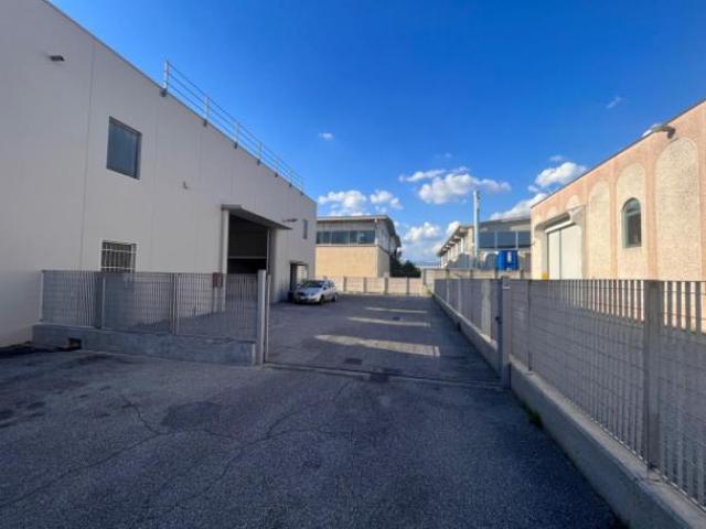 Immobile di 530 m con 2 locali in affitto a Torbole Casaglia