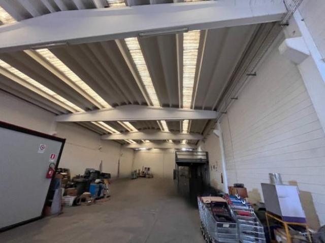 Immobile di 650 m con 3 locali in vendita a Roncadelle