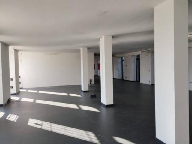 Immobile di 720 m con 2 locali in vendita a Brescia