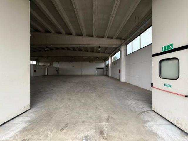 Immobile di 800 m con 2 locali in affitto a Tortona