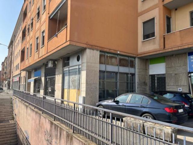 Immobile di 815 m con più di 5 locali in vendita a Brescia