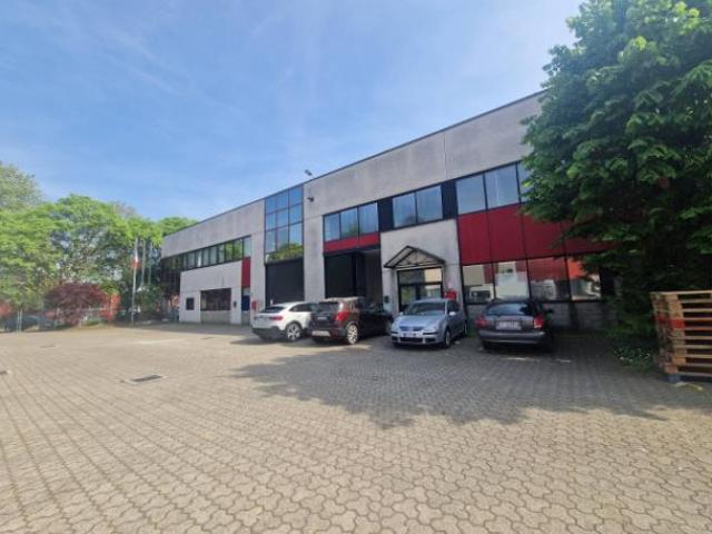 Immobile di 837 m con 5 locali in affitto a Arese