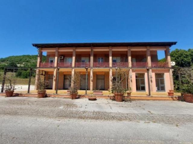 Immobile di 900 m con più di 5 locali in vendita a Foligno [rif. DV 11758]