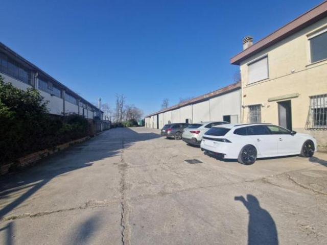Immobile di 1100 m con più di 5 locali in vendita a Settimo Milanese