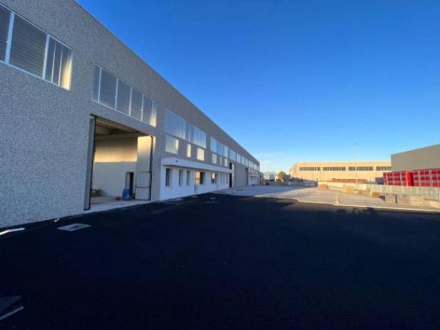 Immobile di 1150 m con 2 locali in affitto a Montichiari