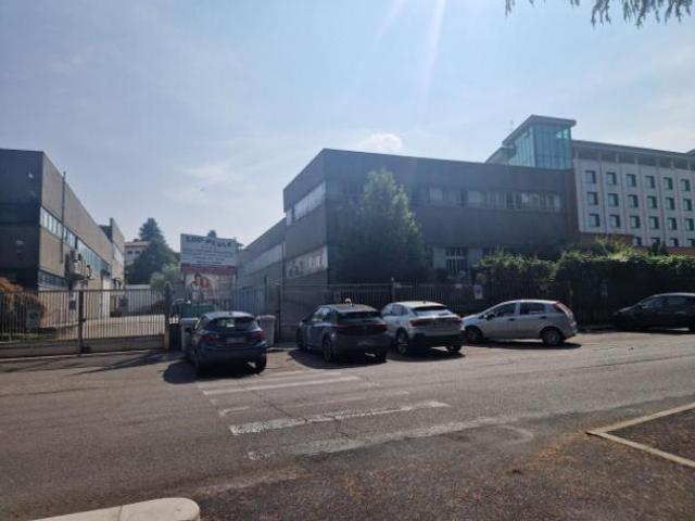 Immobile di 1200 m con 5 locali in vendita a Legnano