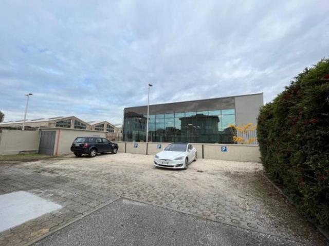 Immobile di 150 m con 5 locali in affitto a Brescia