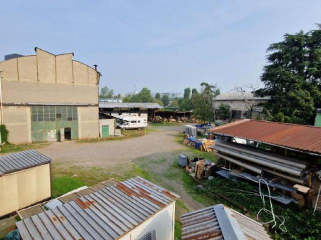 Immobile di 1540 m con più di 5 locali in vendita a Pero