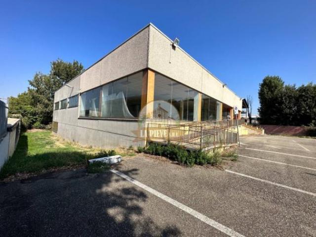 Immobile di 1600 m con 3 locali in affitto a Tortona
