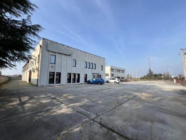 Immobile di 1700 m con 3 locali in affitto a San Zeno Naviglio