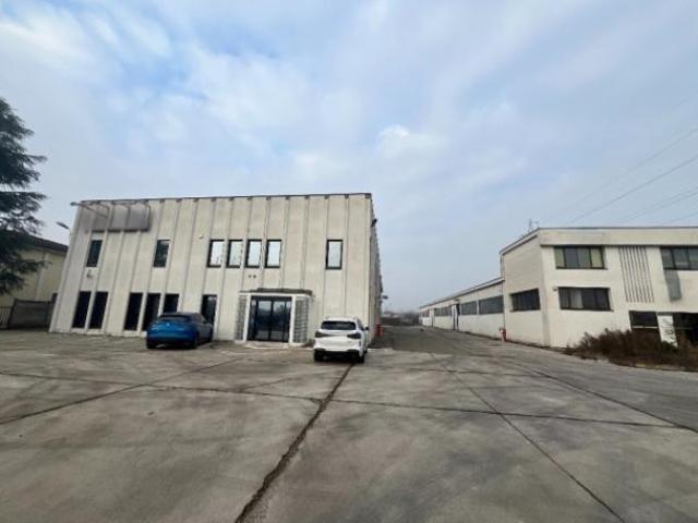 Immobile di 1700 m con 3 locali in affitto a San Zeno Naviglio