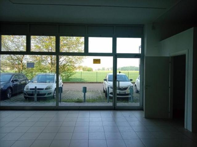 Immobile di 190 m con 1 locale in affitto a Carpi