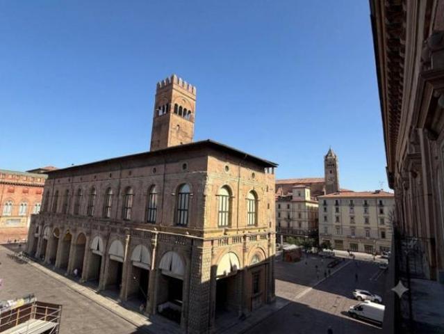 Immobile di 250 m con più di 5 locali in vendita a Bologna