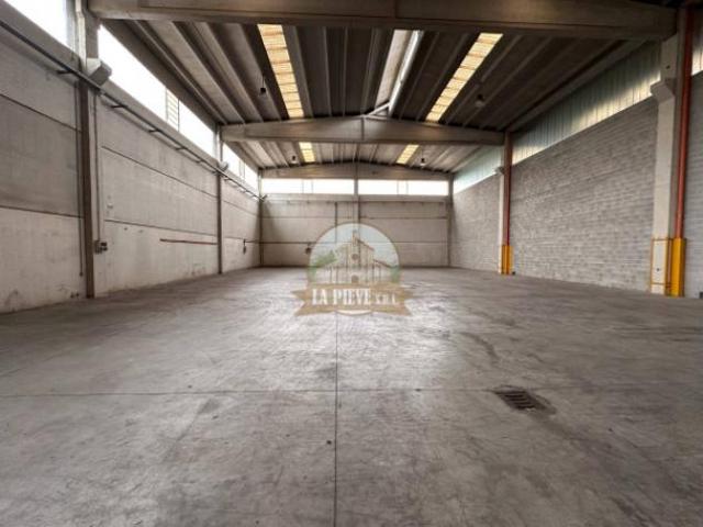 Immobile di 3000 m con 1 locale in affitto a Alessandria
