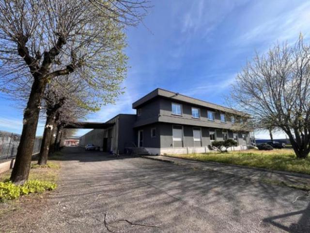 Immobile di 3300 m con 5 locali in affitto a Torbole Casaglia