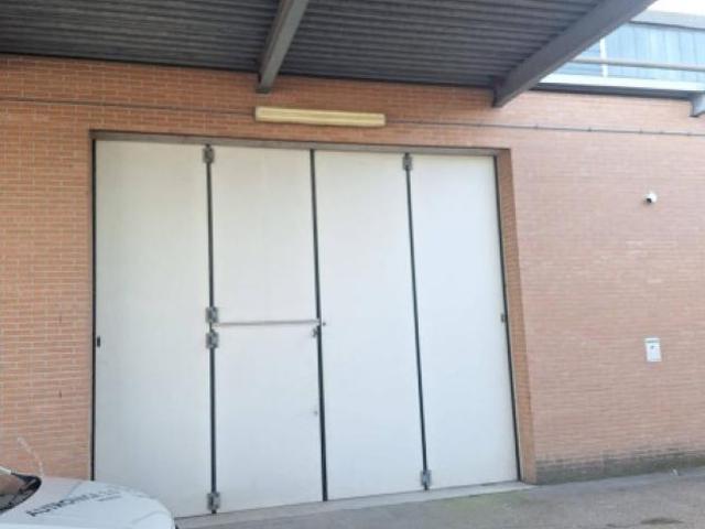 Immobile di 350 m con 1 locale in vendita a Modena