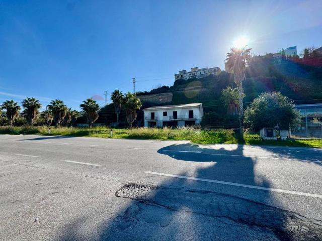 Palazzo / Stabile in vendita a Campofelice di Roccella PA