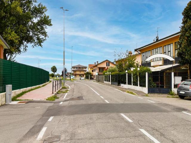 Palazzo / Stabile in vendita a Giussago PV
