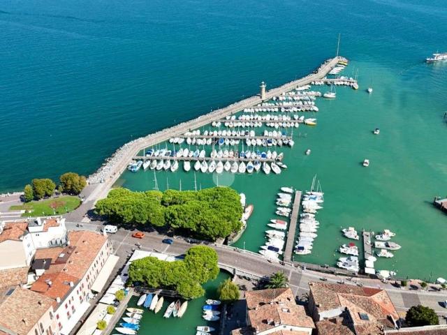 Attività / Licenza in vendita a Desenzano del Garda BS