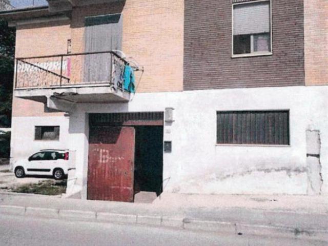 Immobile in asta di 174 m con più di 5 locali in vendita a Tolentino