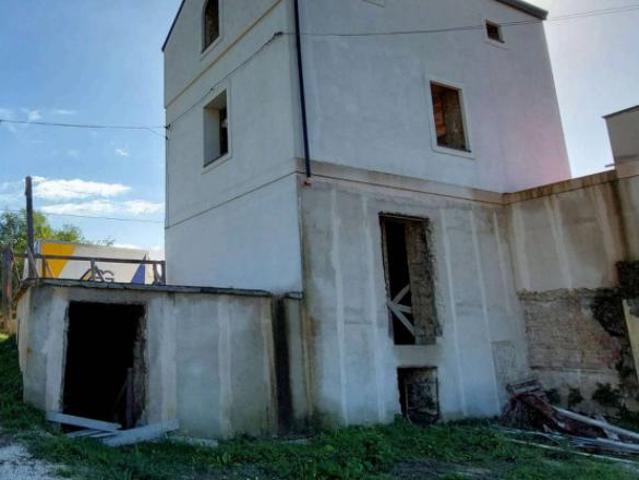 Immobile in asta di 176 m con più di 5 locali in vendita a Pozzuoli