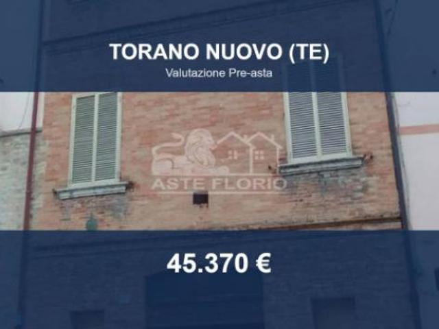 Immobile in asta di 178 m, box auto in vendita a Torano Nuovo