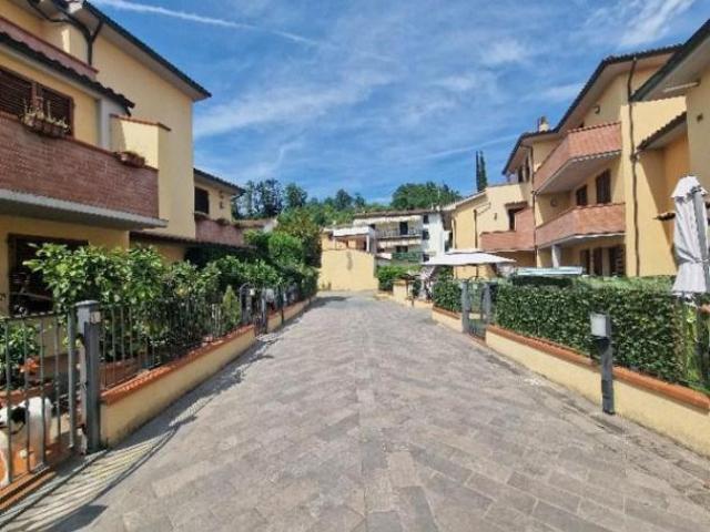 Immobile in asta di 180 m con più di 5 locali e box auto in vendita a Lastra a Signa