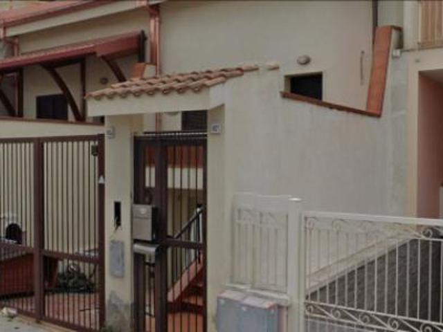 Immobile in asta di 192 m con più di 5 locali e box auto in vendita a Molfetta