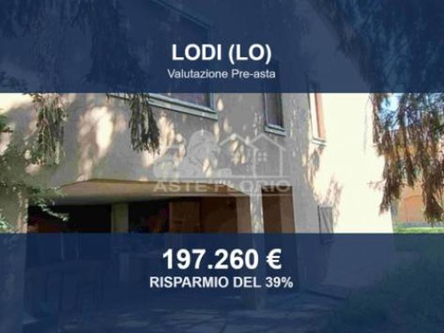 Immobile in asta di 194 m con più di 5 locali e box auto in vendita a Lodi