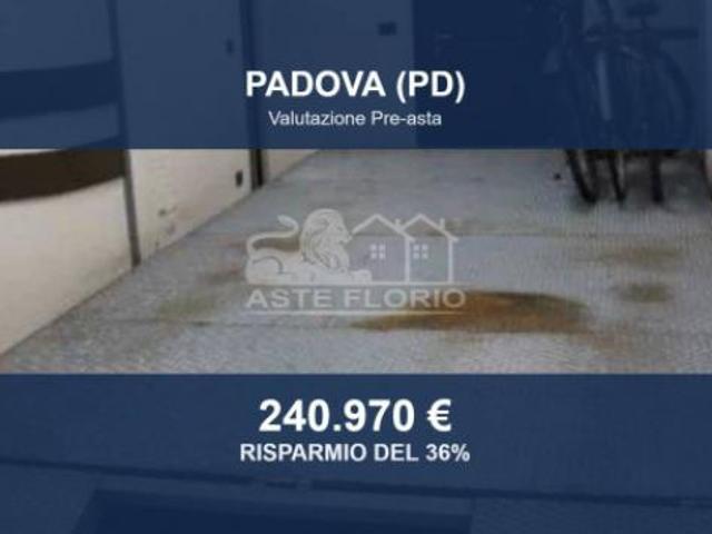 Immobile in asta di 113 m, box auto in vendita a Padova