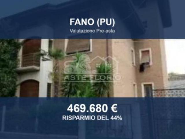 Immobile in asta di 200 m con più di 5 locali e box auto in vendita a Fano