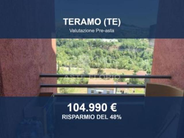 Immobile in asta di 201 m con più di 5 locali e box auto in vendita a Teramo