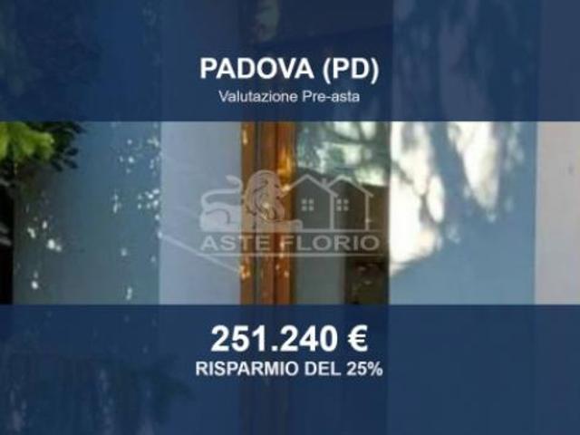 Immobile in asta di 227 m con più di 5 locali e box auto in vendita a Padova