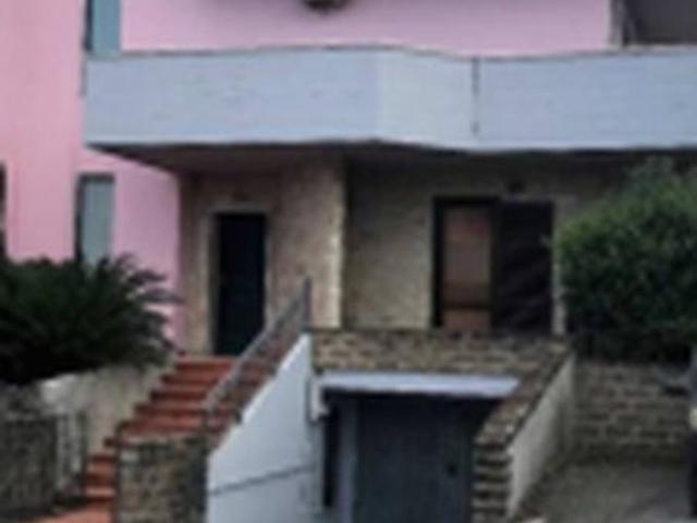 Immobile in asta di 236 m, box auto in vendita a Vasto