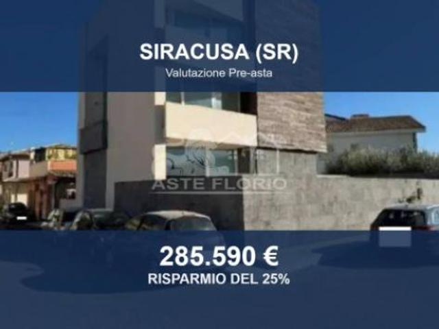 Immobile in asta di 340 m con più di 5 locali e box auto in vendita a Siracusa