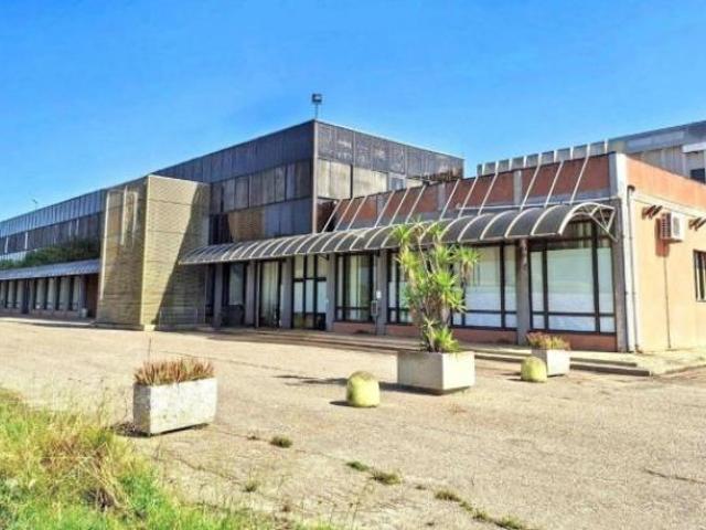 Immobile in asta di 345 m con più di 5 locali in vendita a Elmas
