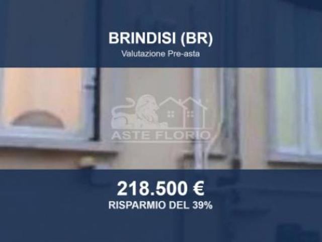 Immobile in asta di 351 m con più di 5 locali e box auto in vendita a Brindisi